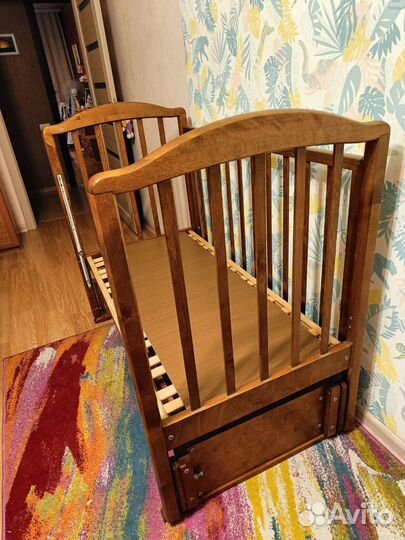 Детская кроватка с маятником