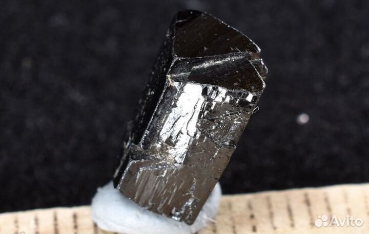 Редкий кристалл Ильваита