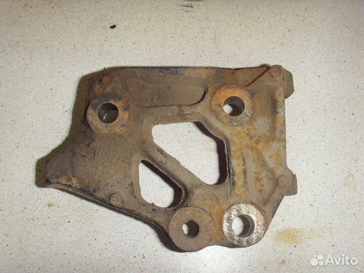 Кронштейн насоса гидроусилителя Toyota Nadia