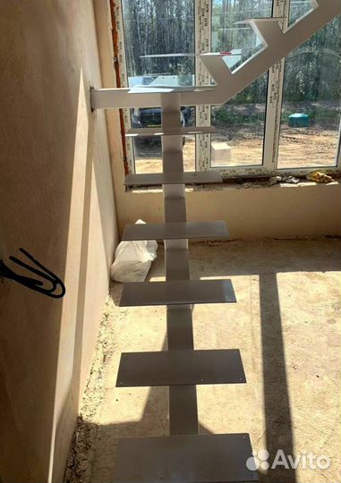 Лестница прямая на металлокаркасе