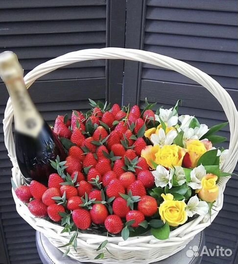 Цветы в корзине