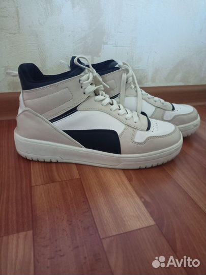 Высокие кроссовки 