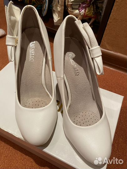 Продаю белые туфли Rafaello