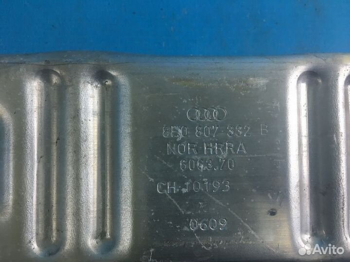 Кронштейн усилителя заднего бампера правый Audi A4