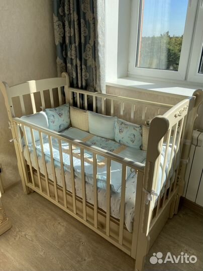 Детская кроватка с маятником и ящиком