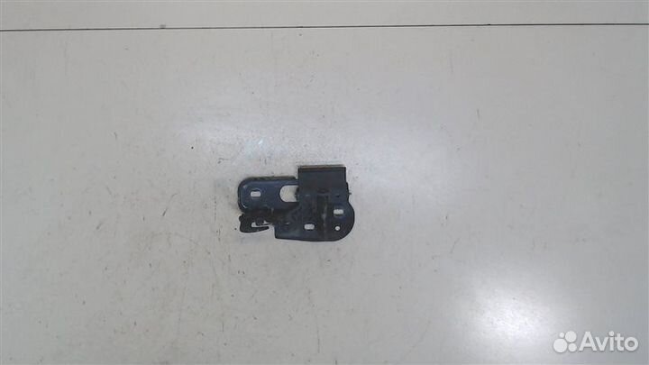 Крючок капота Volkswagen Passat B6 2005-2010