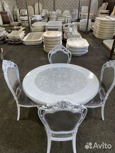 Стол и стулья