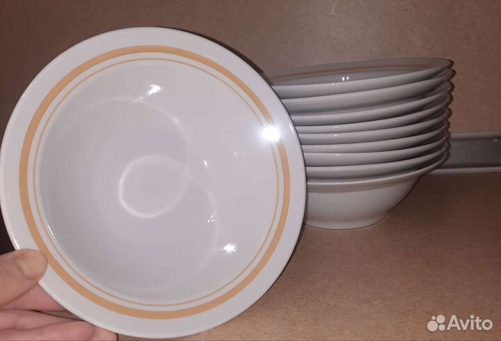 Бокалы,тарелки,горшок,овощечистка,хрусталь