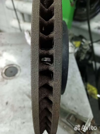 Тормозные диски на camry XV 40 2010г