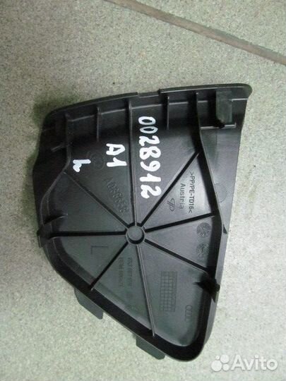 Обшивка двери багажника Audi A1 2010
