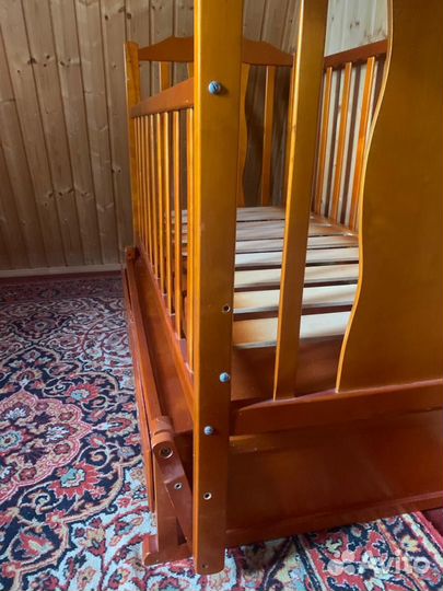 Детская кроватка с маятником