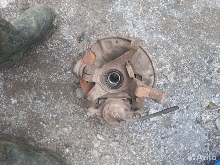 Kia Spectra левый поворотный кулак