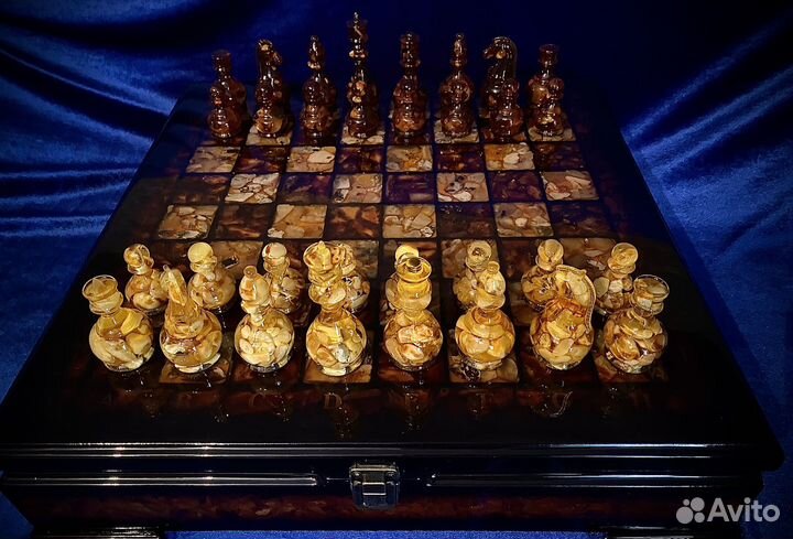 Шахматы из янтаря