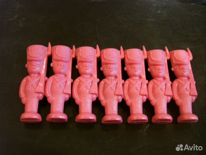 Резиновая игрушка солдат. Красные резиновые солдатики. Резиновые солдатики. Резиновые солдатики мки. Резиновые солдатики.