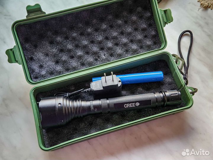 Мощный фонарь с зарядкой и кейсом