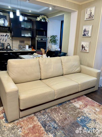 Кожаные диван и 2 кресла