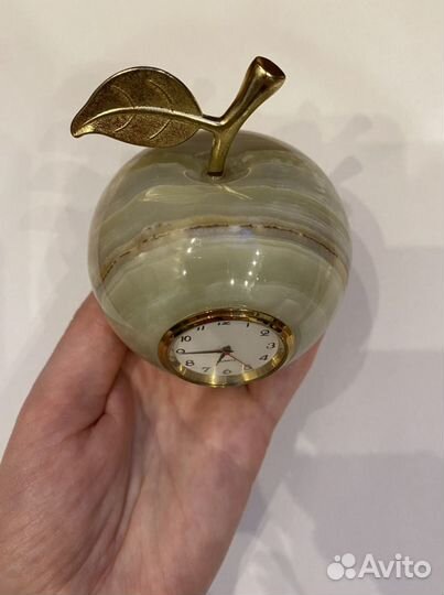 Часы из оникса