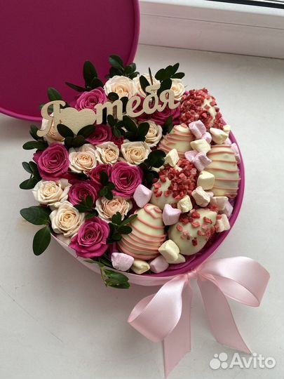 Клубника в шоколаде с цветами 8 марта