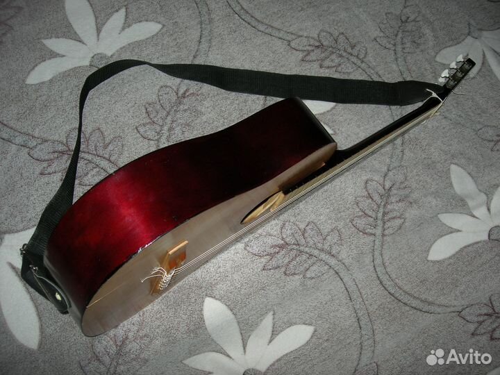 Гитара с новыми струнами, ремень, каподастр, книга