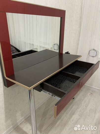 Комод с зеркалом