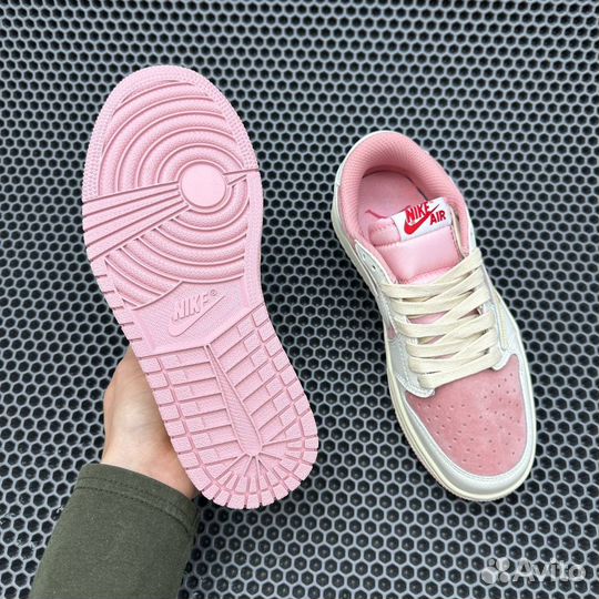 Nike Air Jordan 1 Low OG Shy Pink x Travis Scott