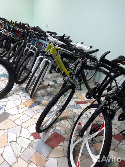 Велосипед черный на белом литье