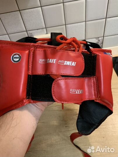 Боксерские перчатки и шлем для бокса clinch