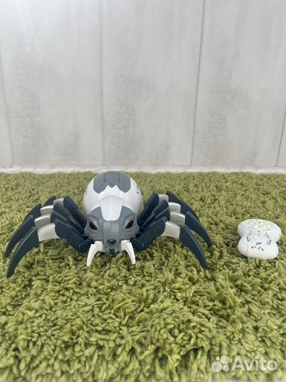 Робот паук на пульте управления