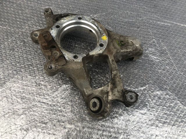 Кулак задний левый Dodge Challenger 09-14