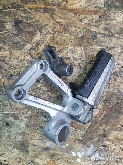 Крепление подножки пассажира левое Kawasaki GPZ400