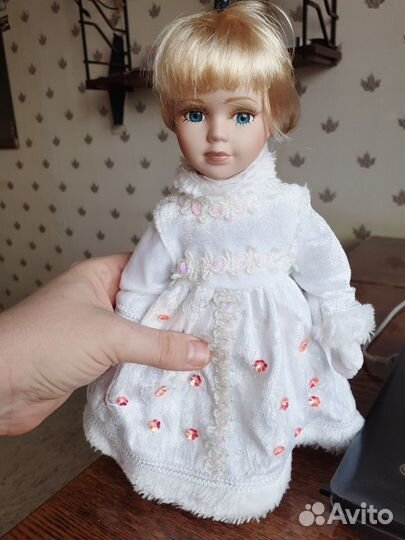 Кукла фарфоровая