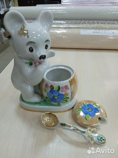 Фарфоровые статуэтки Мишка сладкоежка и боксер