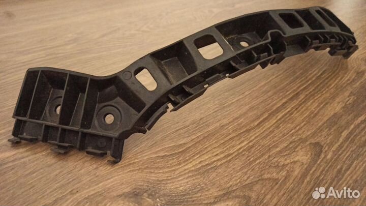 Направляющая бампера заднего Scirocco