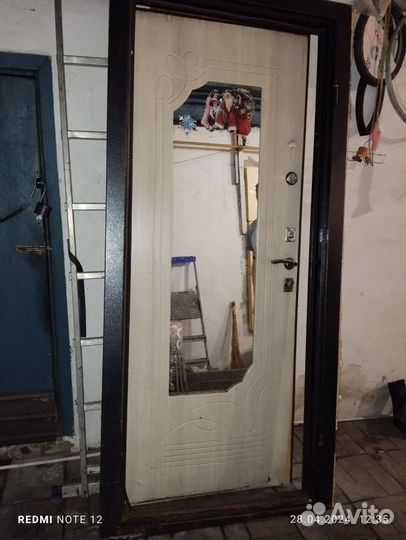 Дверь входная металлическая с зеркалом