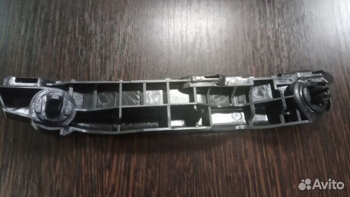 Кронштейн бампера переднего левый Toyota Yaris 06