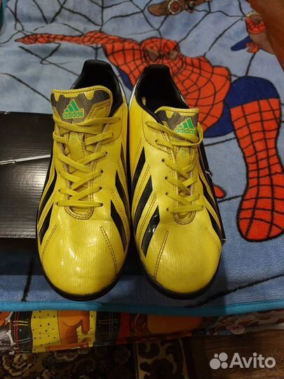 Футбольные бутсы adidas