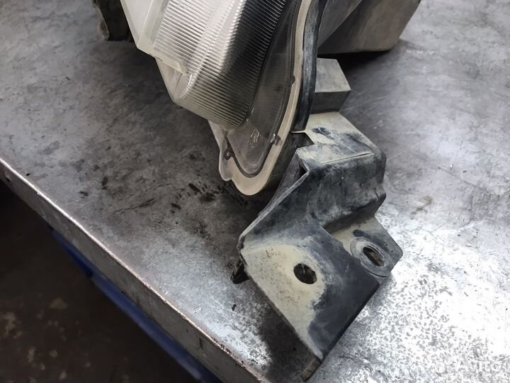 Правая фара Toyota Hilux