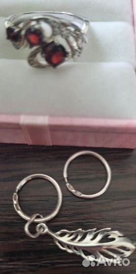 Серебряное кольцо и серьги с гранатом