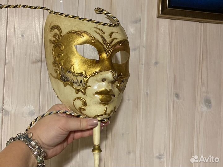 Маски из дерева Индонезия ; Италия