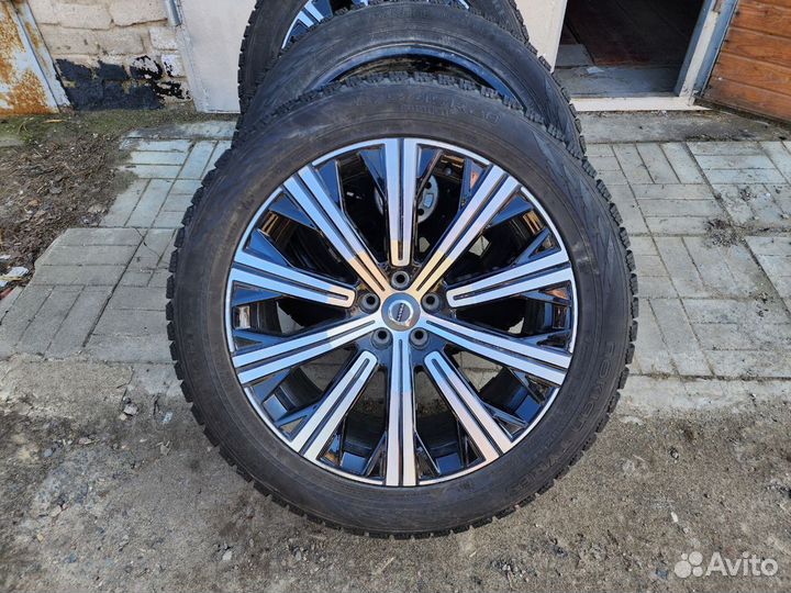 Колёса оригинал Volvo хс90 275 45 R20 зима липучка