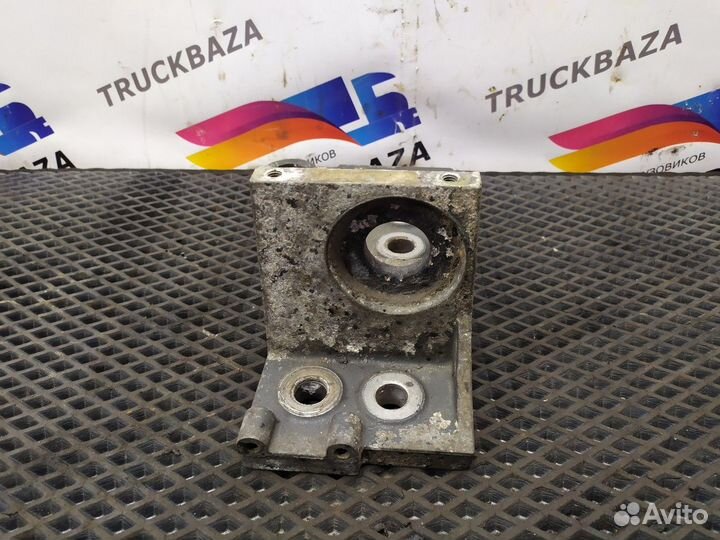 1735002 Кронштейн переднего бампера левый