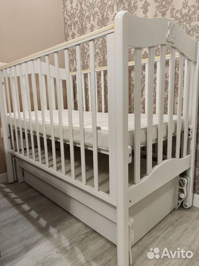 Детская кроватка с маятником и ящиком