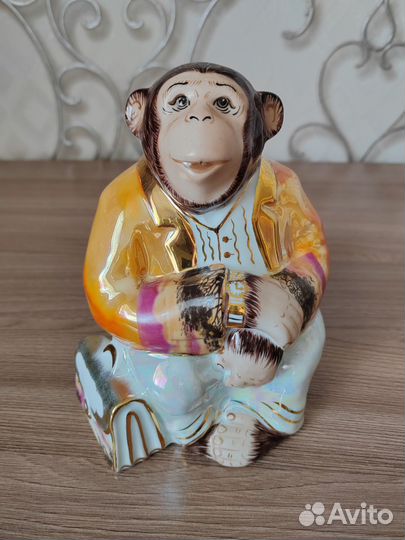 Фарфоровая статуэтка Обезьяна 