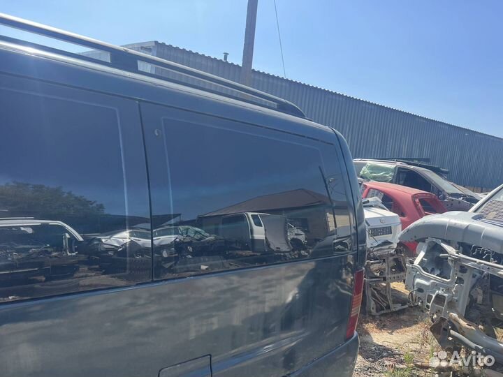 Боковое стекло Mercedes W638 Vito V