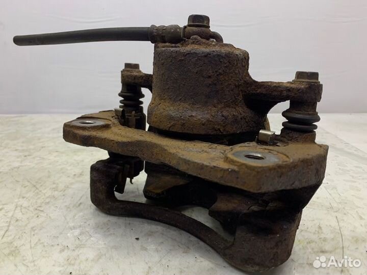 Суппорт передний левый Toyota Corolla E140 1.8