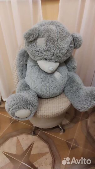 Большой плюшевый медведь