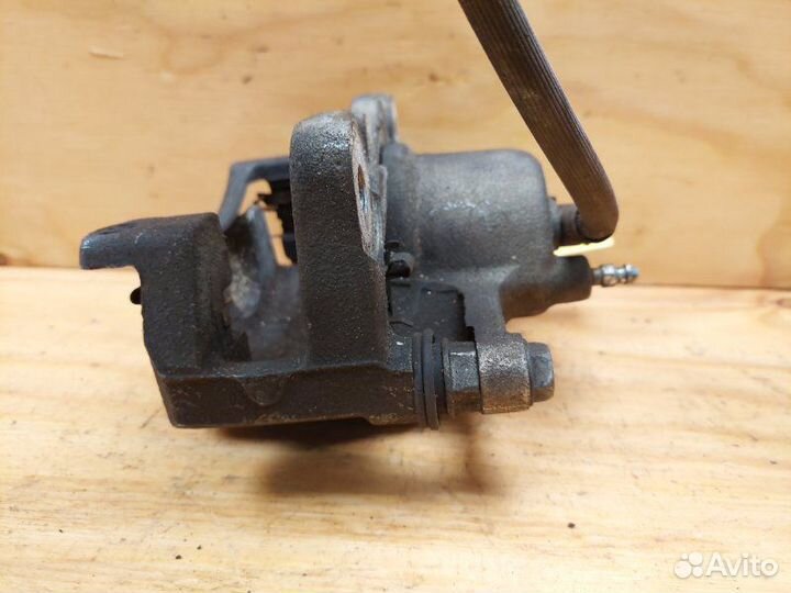 Суппорт передний правый Toyota Vitz KSP90 1krfe