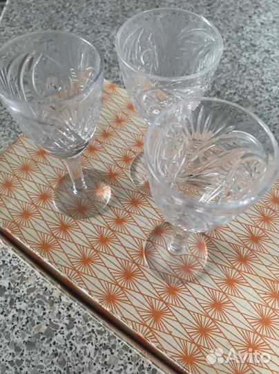 Хрустальные рюмки на ножке