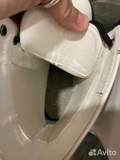 Белые ботинки на толстой подошве