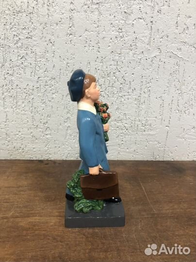 Статуэтка гипс. Школьник с цветами. Артель Кунгур